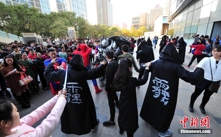 “復(fù)仇者聯(lián)盟”與人類(lèi)共戰(zhàn)“異形”霧霾軍團(tuán) “復(fù)仇者聯(lián)盟”與人類(lèi)共戰(zhàn)“異形”霧霾軍團(tuán)