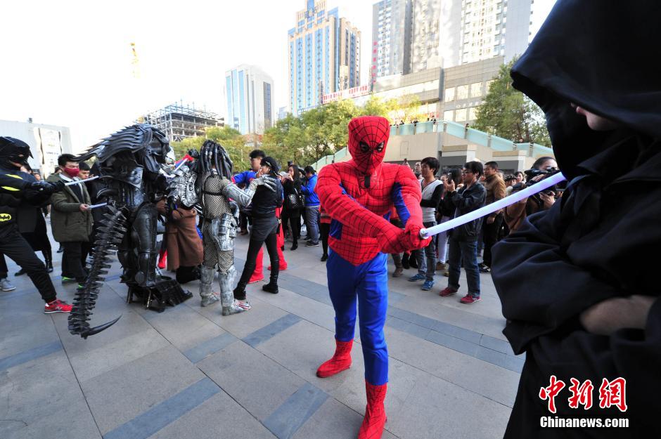 “復(fù)仇者聯(lián)盟”與人類(lèi)共戰(zhàn)“異形”霧霾軍團(tuán) “復(fù)仇者聯(lián)盟”與人類(lèi)共戰(zhàn)“異形”霧霾軍團(tuán)