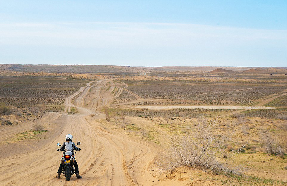在3個(gè)月中，夫婦倆從阿姆斯特丹到達(dá)蒙古，途中經(jīng)過16個(gè)國(guó)家。