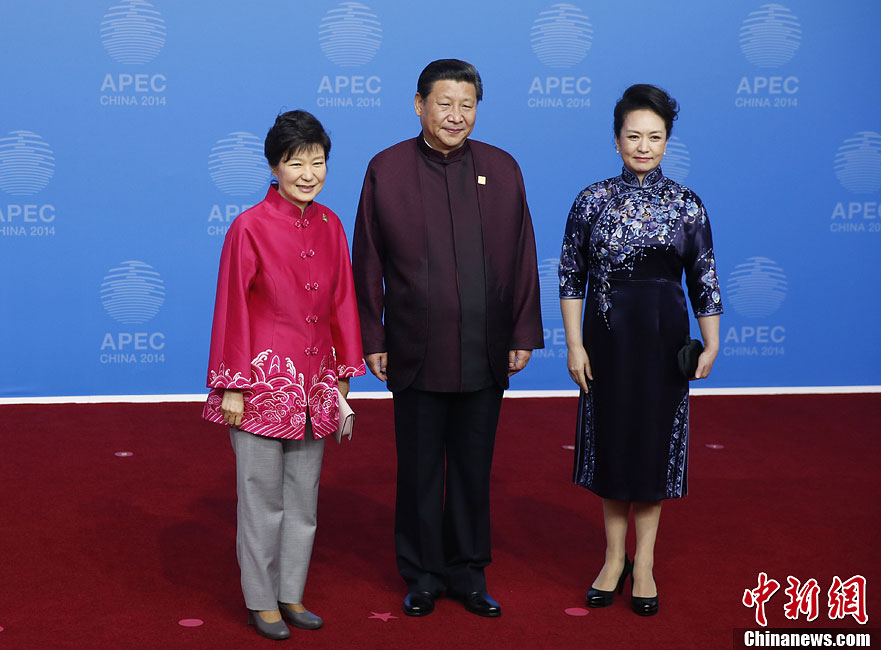 圖為習近平夫婦歡迎韓國總統(tǒng)樸槿惠。中新社發(fā) 杜洋 攝