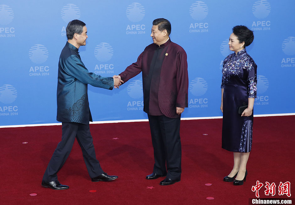 圖為習近平夫婦歡迎中國香港特別行政區(qū)行政長官梁振英。中新社發(fā) 杜洋 攝