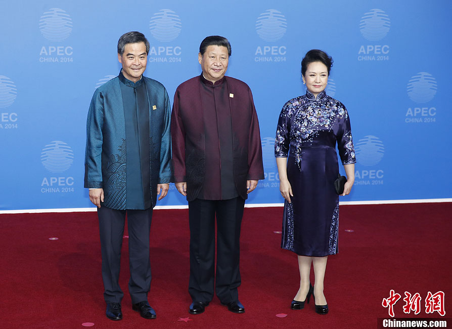 圖為習近平夫婦歡迎中國香港特別行政區(qū)行政長官梁振英。中新社發(fā) 杜洋 攝