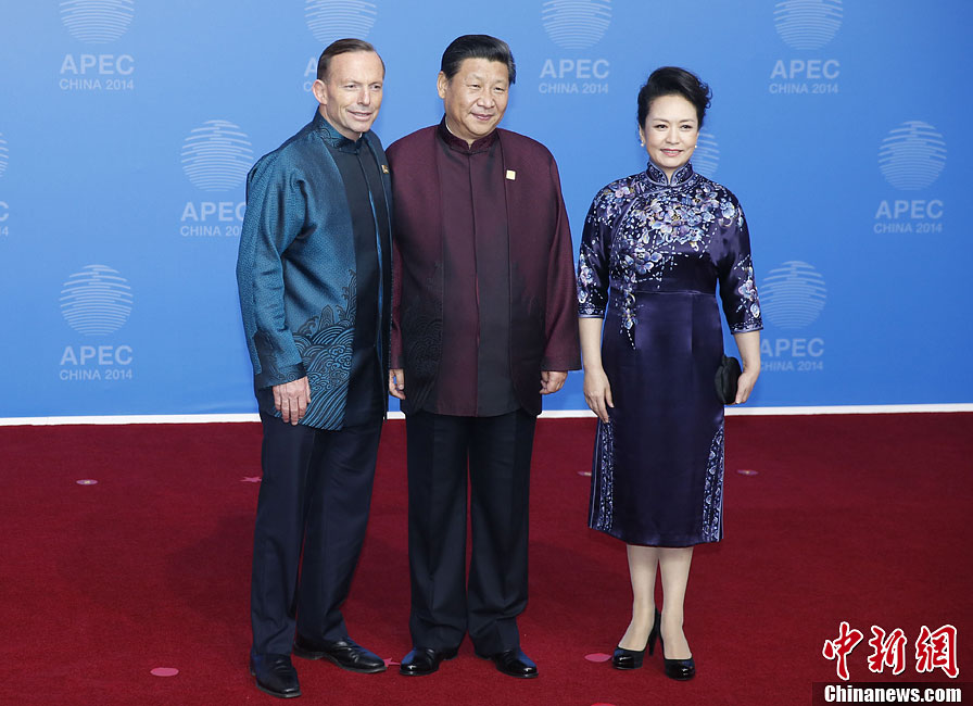 圖為習近平夫婦歡迎澳大利亞總理阿博特。中新社發(fā) 杜洋 攝