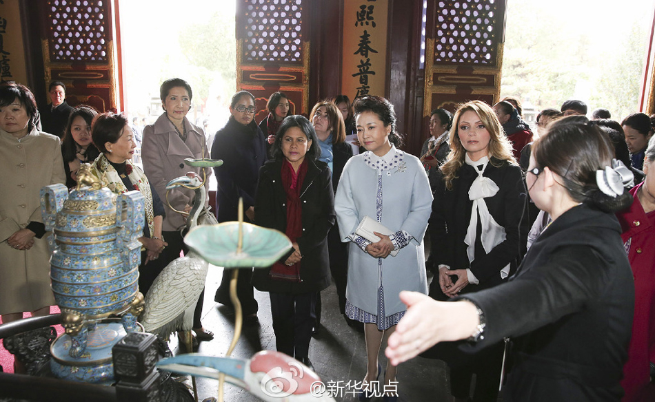 彭麗媛11日邀請來華出席2014年APEC領(lǐng)導(dǎo)人非正式會(huì)議的部分經(jīng)濟(jì)體領(lǐng)導(dǎo)人或代表的夫人參觀世界文化 彭麗媛11日邀請來華出席2014年APEC領(lǐng)導(dǎo)人非正式會(huì)議的部分經(jīng)濟(jì)體領(lǐng)導(dǎo)人或代表的夫人參觀世界文化