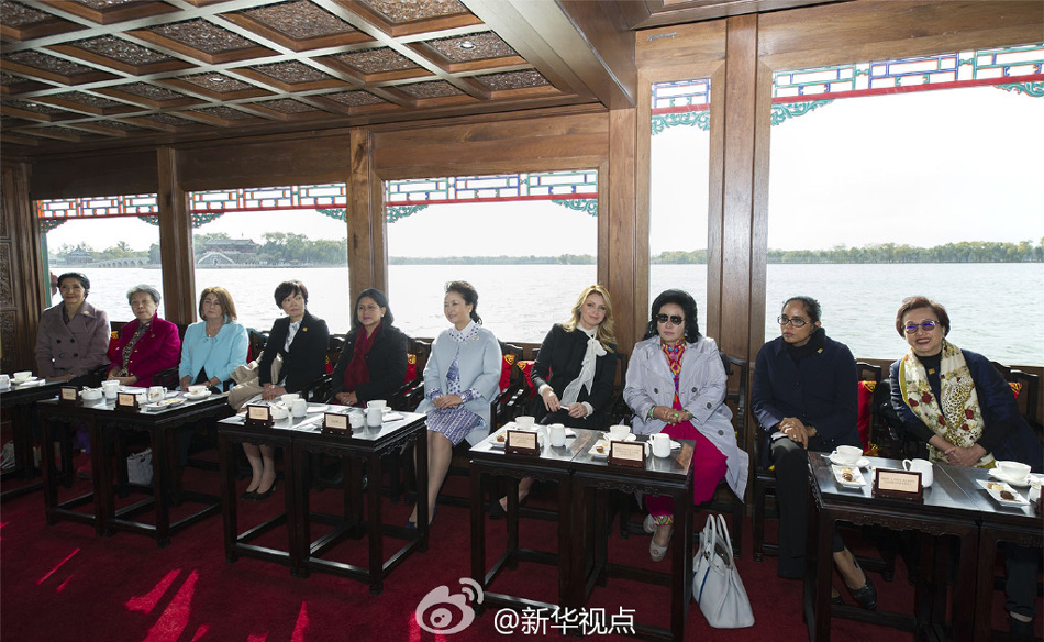 彭麗媛11日邀請來華出席2014年APEC領(lǐng)導(dǎo)人非正式會(huì)議的部分經(jīng)濟(jì)體領(lǐng)導(dǎo)人或代表的夫人參觀世界文化 彭麗媛11日邀請來華出席2014年APEC領(lǐng)導(dǎo)人非正式會(huì)議的部分經(jīng)濟(jì)體領(lǐng)導(dǎo)人或代表的夫人參觀世界文化