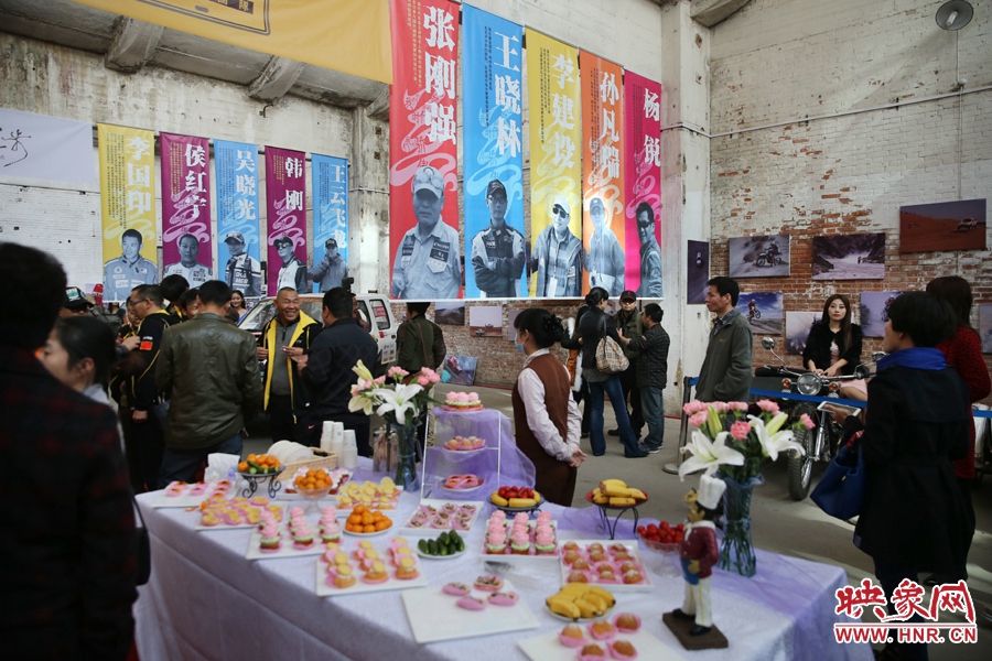 影展現(xiàn)場介紹河南籍賽車的手條幅掛滿展室。