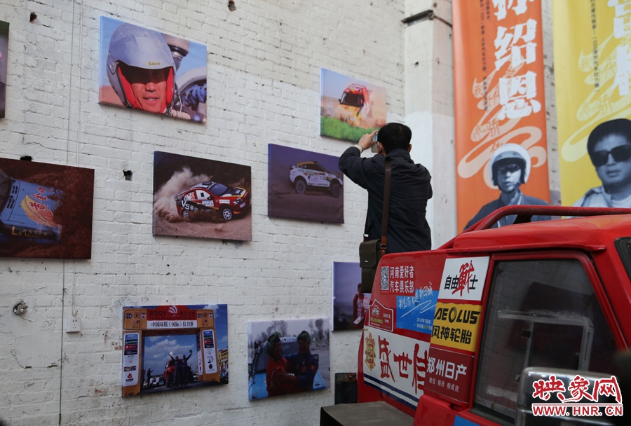 賽車上的攝影師。