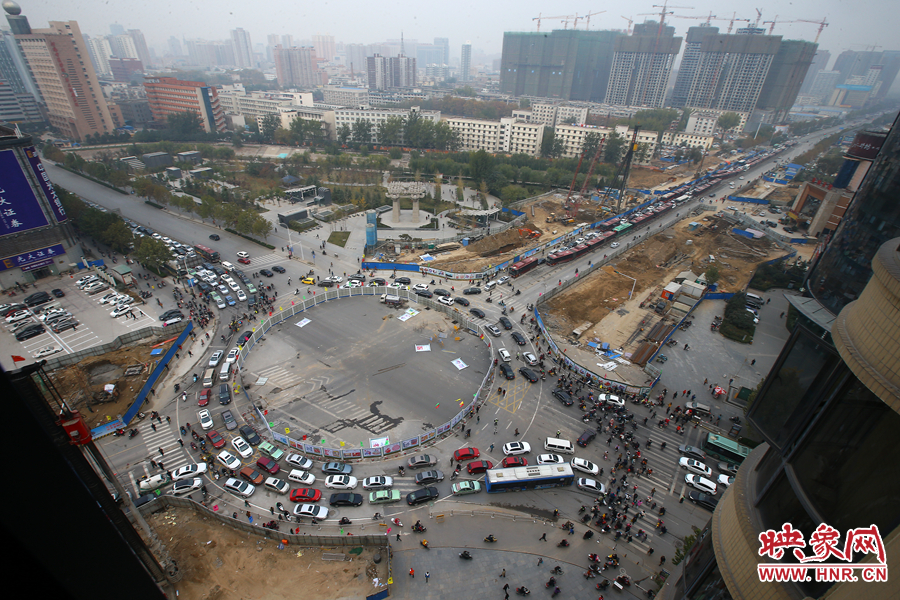 金水路未來路交叉口的圍擋，給原本擁堵的交通增加了更大的壓力