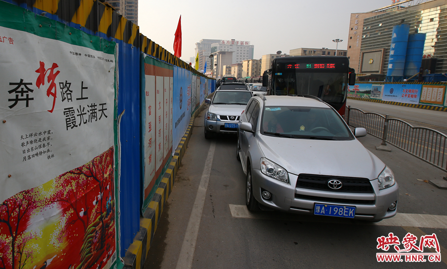 每條路的路口都?jí)嚎s成雙車道，大大減緩了汽車通行速度