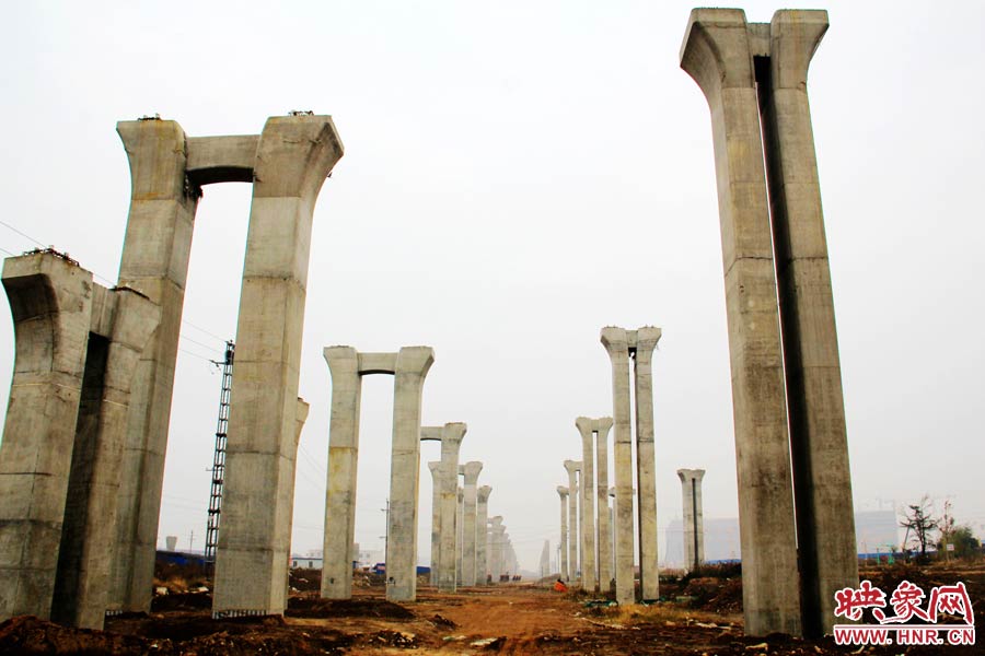 橋墩聳立，一片荒涼。