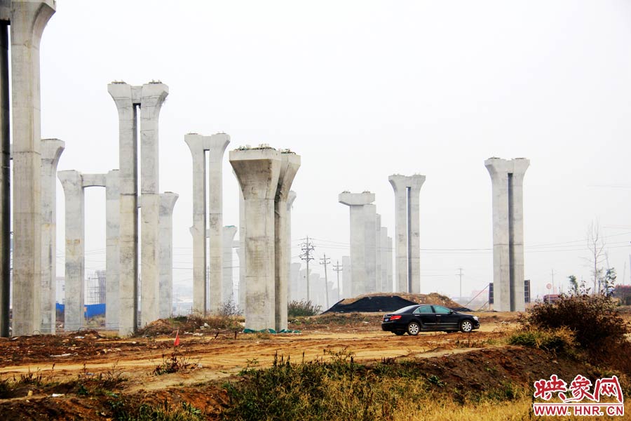 施工項(xiàng)目部偶爾會(huì)有車(chē)輛來(lái)往。