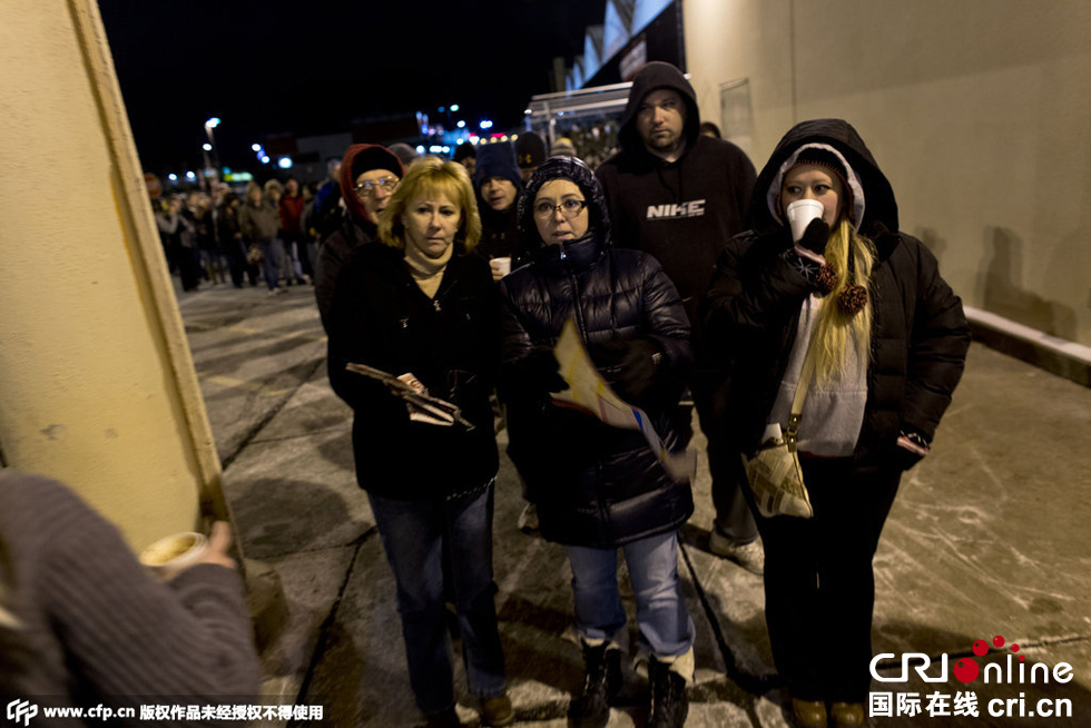 美國“黑色星期五”促銷啟動 民眾深夜宿營排隊(duì)搶購 美國“黑色星期五”促銷啟動 民眾深夜宿營排隊(duì)搶購
