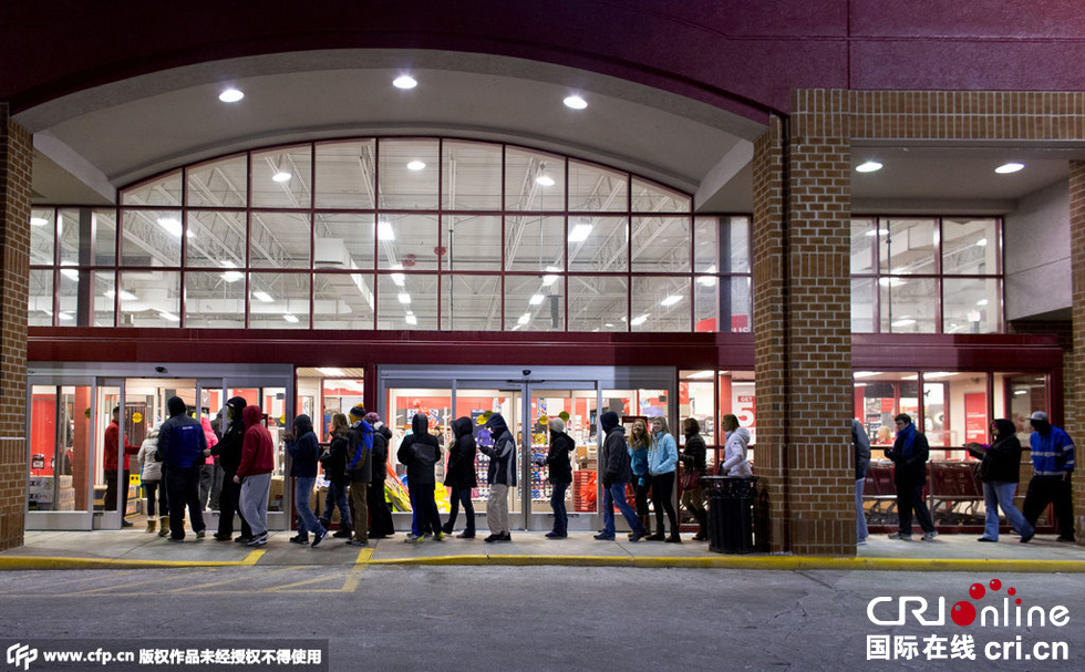 美國“黑色星期五”促銷啟動 民眾深夜宿營排隊(duì)搶購 美國“黑色星期五”促銷啟動 民眾深夜宿營排隊(duì)搶購