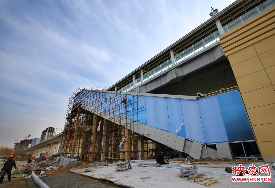 進行掃尾工作的站臺樓梯間 進行掃尾工作的站臺樓梯間