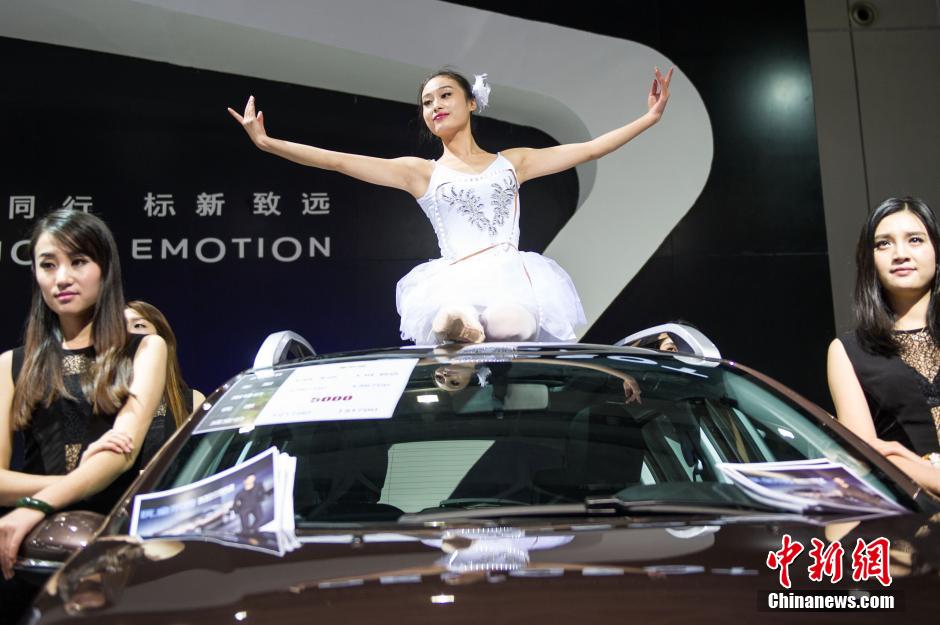 舞者上演車(chē)頂芭蕾