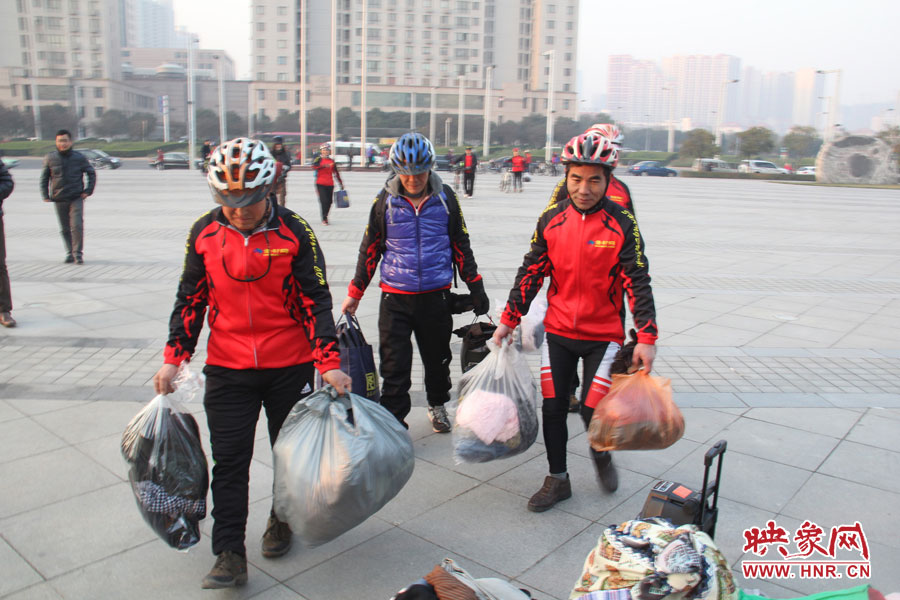 騎友陸續(xù)來到捐贈(zèng)現(xiàn)場