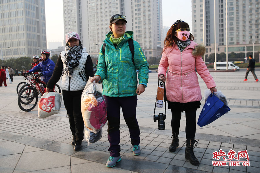 組團(tuán)獻(xiàn)愛心