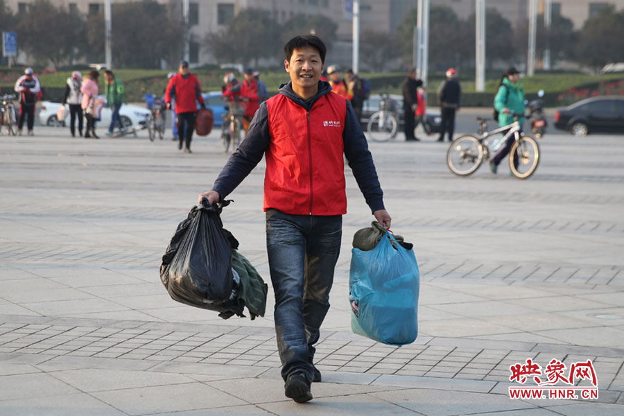 映象網(wǎng)記者搬運(yùn)愛心衣物