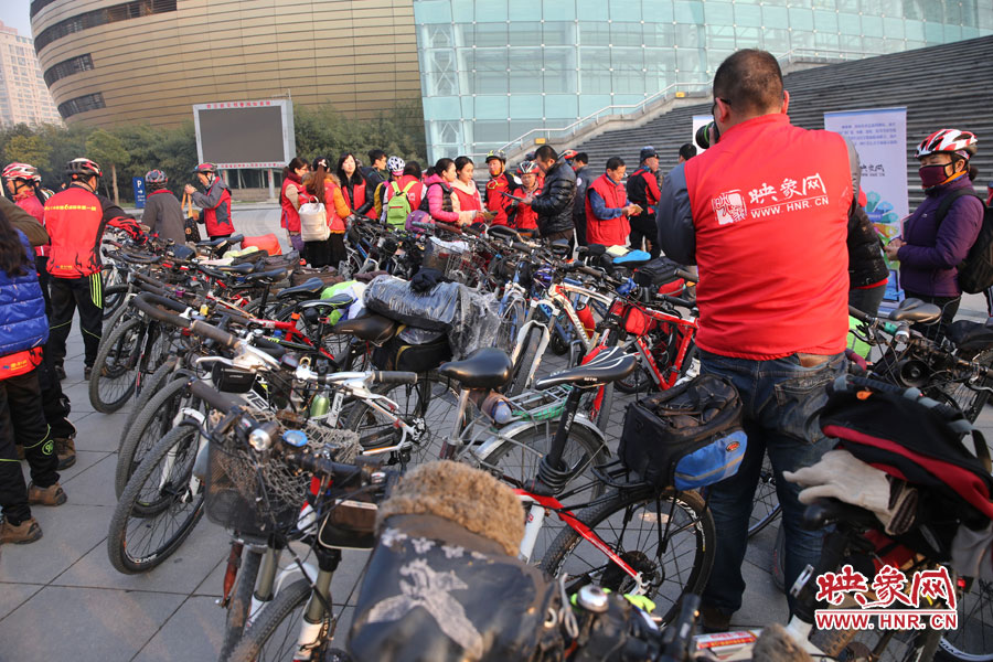 參加活動(dòng)的車友太多，忙壞攝影師