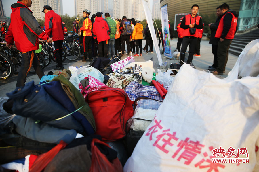 捐贈(zèng)現(xiàn)場的愛心衣物堆積如山