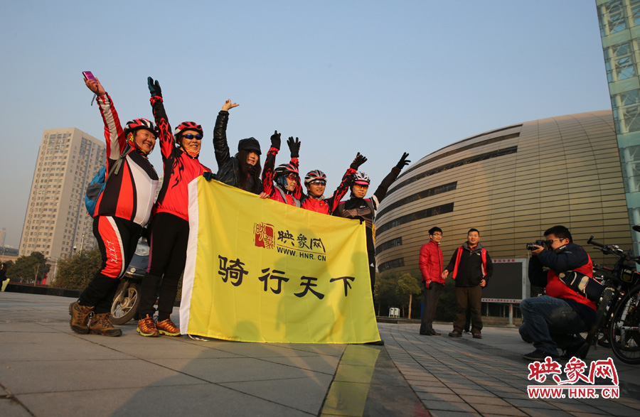 映象網(wǎng)騎行天下的車友，快樂寫在臉上