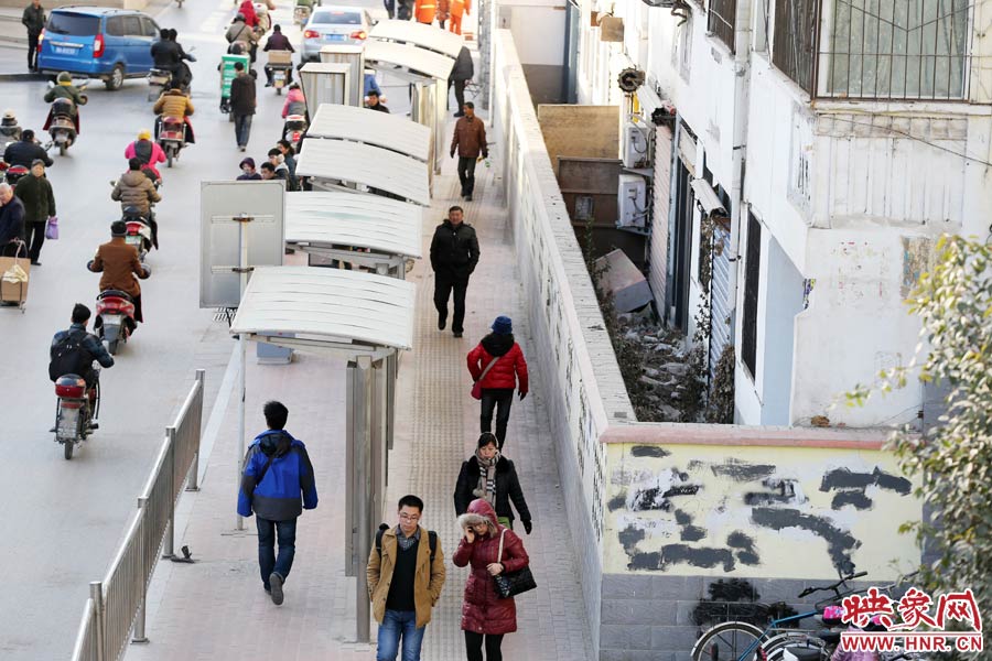 墻內(nèi)扔著垃圾，墻面上涂滿了牛皮癬小廣告，異常顯眼。