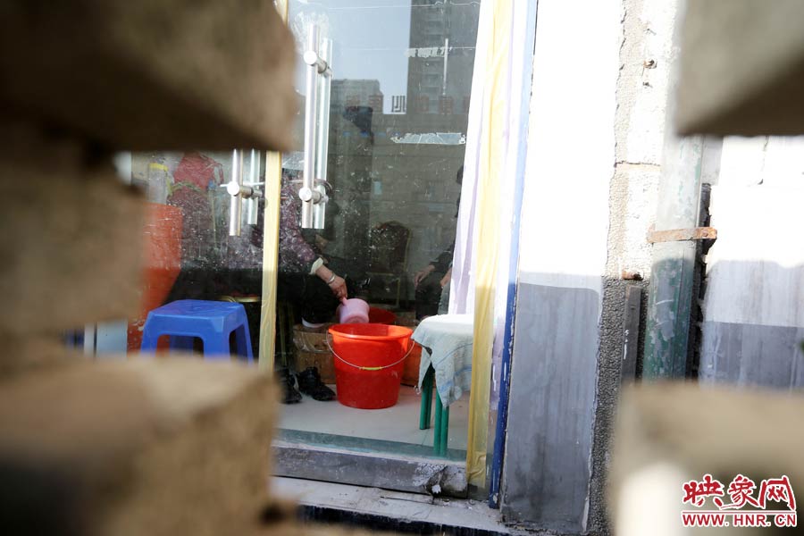 墻內(nèi)一家店面正常營業(yè)。