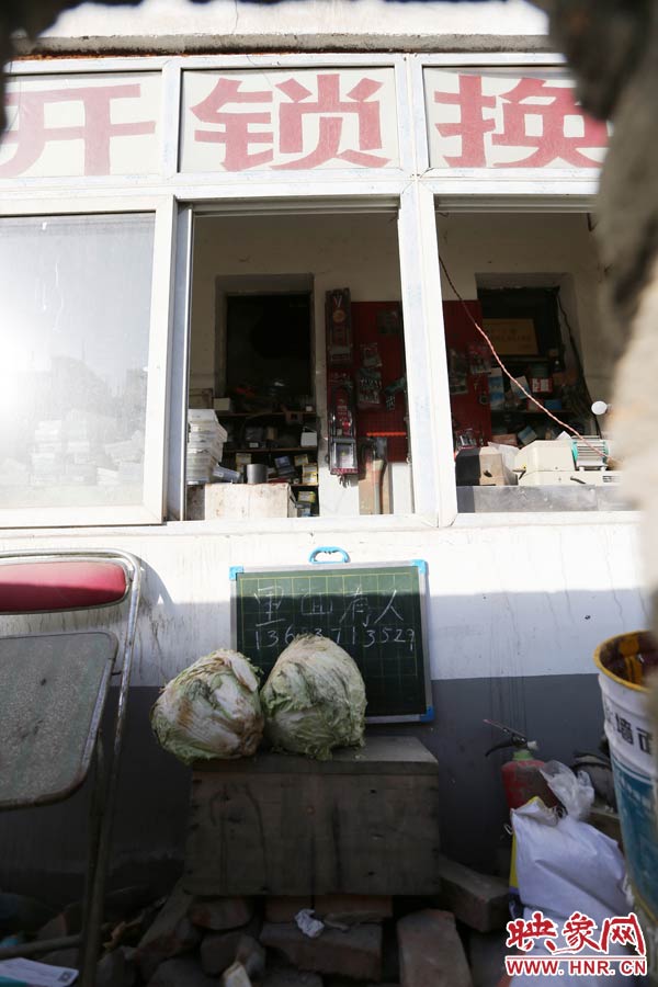 一家開鎖的商戶掛了一個牌子，上面寫著“里面有人”，提醒市民這里正常營業(yè)。