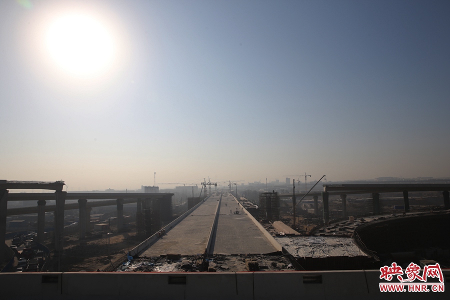 隴海高架從西四環(huán)上方通過。