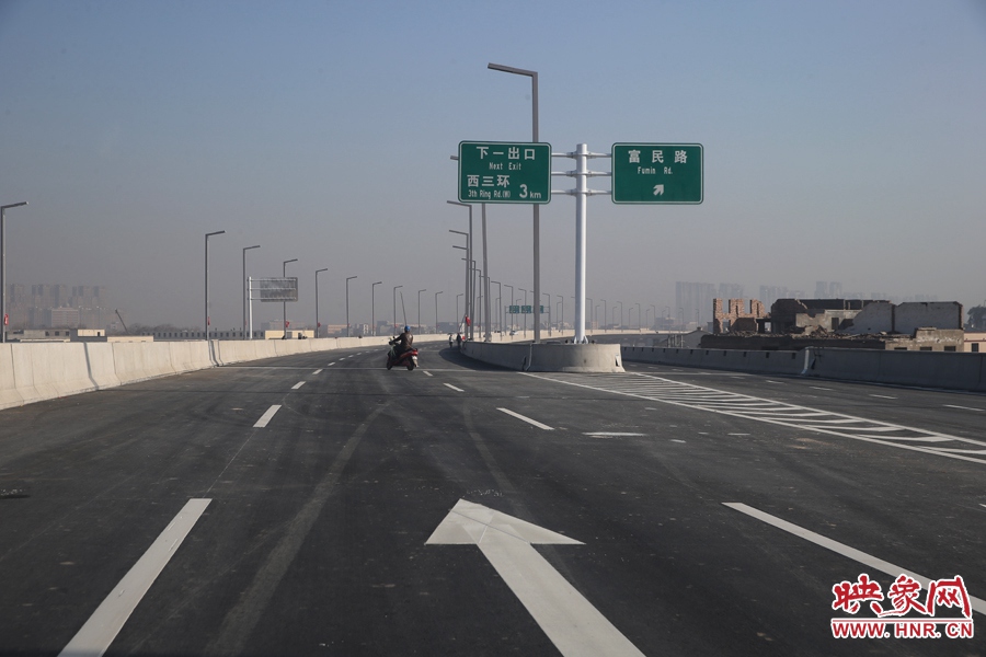 西三環(huán)方向與富民路出口。