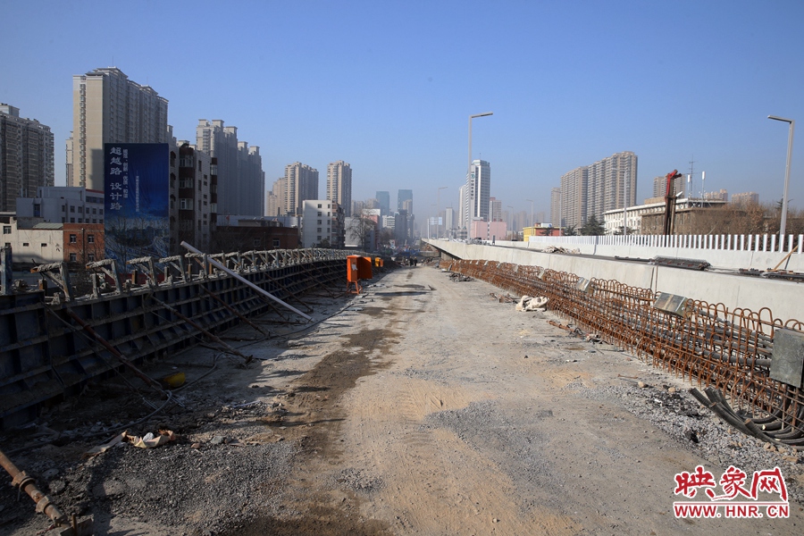 由西向東方向，嵩山南路出口以東，仍在緊張施工中。