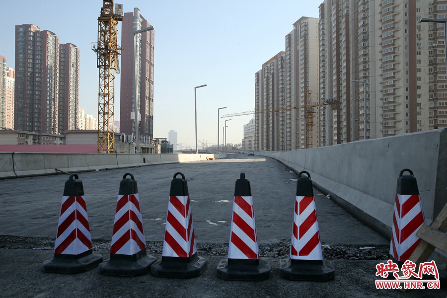 由西向東方向，嵩山南路出口以東，仍在緊張施工中。