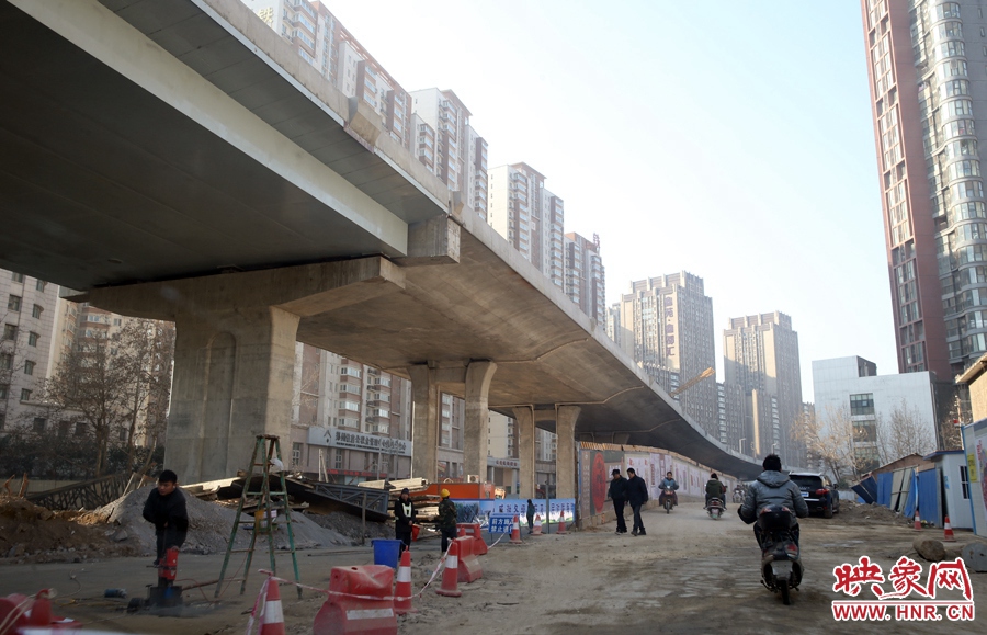 由西向東方向，嵩山南路出口以東，仍在緊張施工中。
