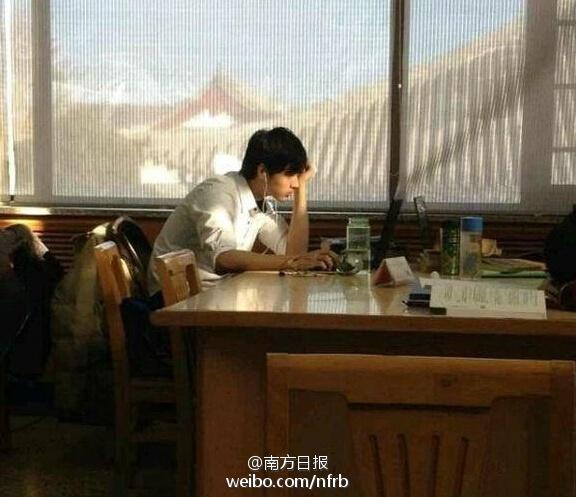北大圖書館男神走紅 網(wǎng)友直呼“求交往” 北大圖書館男神走紅 網(wǎng)友直呼“求交往”