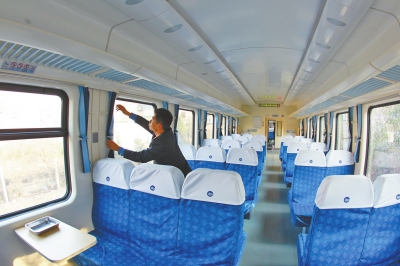 硬座車廂 藍色座套，清清爽爽。