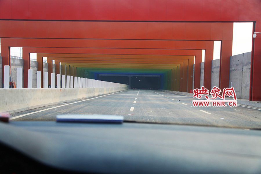 進(jìn)隧道時(shí)，由明到暗。