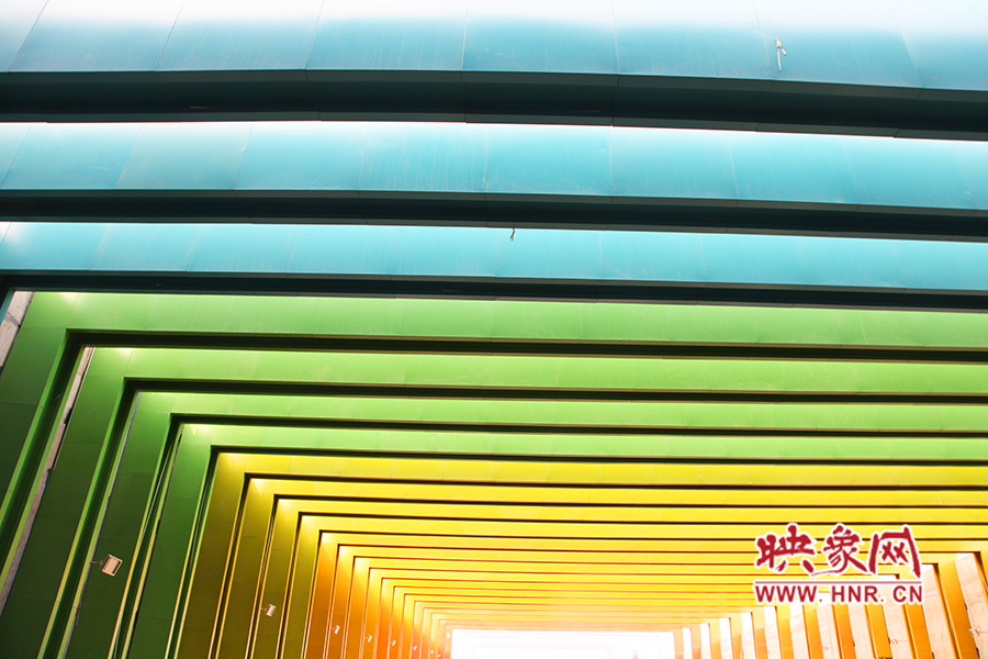 線條的明暗變化令人感覺(jué)夢(mèng)幻般神奇。