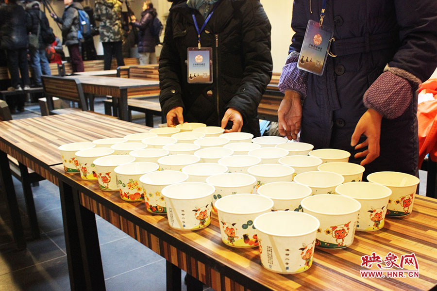 施粥人員準備了一次性飯盒，方便市民攜帶。