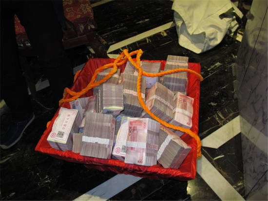 不少農(nóng)民工的工資是用籮筐挑走的。