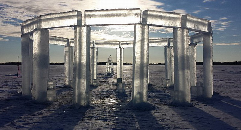 5名美國人制造冰柱版巨石陣。（網(wǎng)頁截圖）