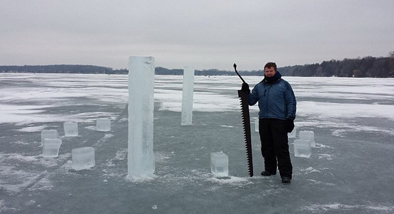 　這5名美國人使用鏈鋸和冰刀切割冰塊，用了2周時(shí)間才建成巨大的冰柱巨石陣。（網(wǎng)頁截圖）