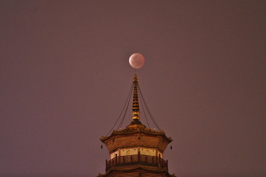 4月4日，廣東省廣州市，月全食與赤崗塔。（二次曝光）石榴/CFP