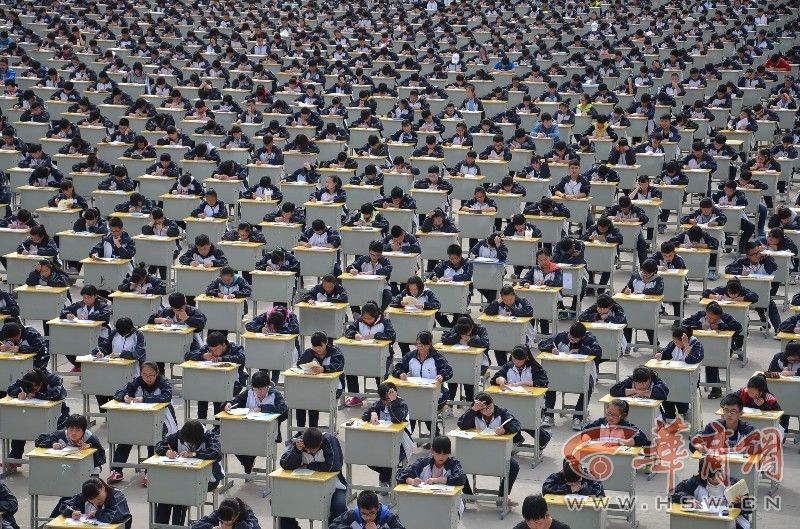 陜西宜川中學(xué)1700多考生操場(chǎng)考試 陜西宜川中學(xué)1700多考生操場(chǎng)考試