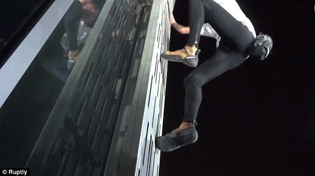 法國“蜘蛛人”夜攀世界最高扭曲大廈場(chǎng)面驚險(xiǎn) 法國“蜘蛛人”夜攀世界最高扭曲大廈場(chǎng)面驚險(xiǎn)