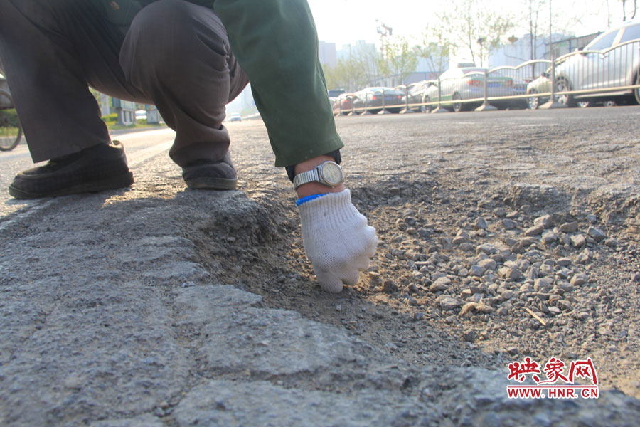 東風(fēng)路上的坑深能放下一個(gè)拳頭 東風(fēng)路上的坑深能放下一個(gè)拳頭