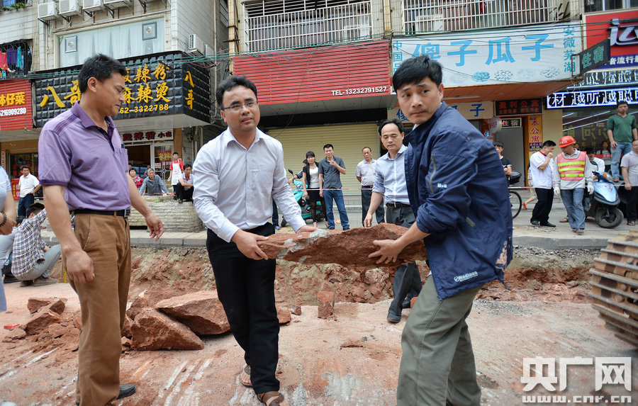 一旦發(fā)現(xiàn)恐龍蛋化石，及時(shí)上報(bào)，通知公安和文物部門進(jìn)行保護(hù)。