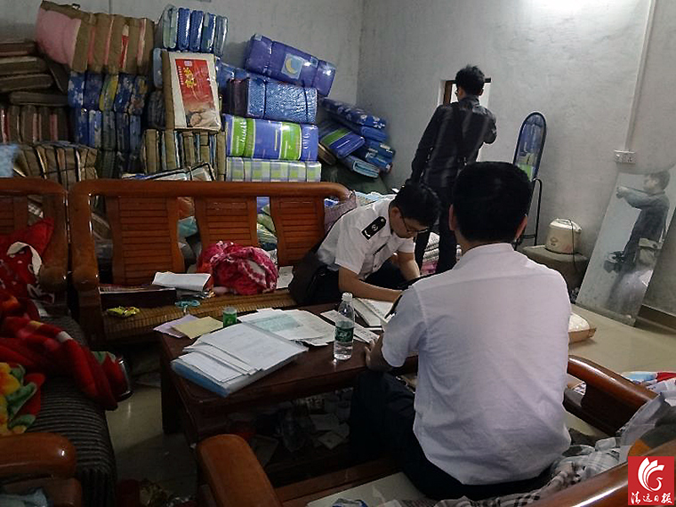 執(zhí)法人員對“黑心棉”窩點進行登記取證。