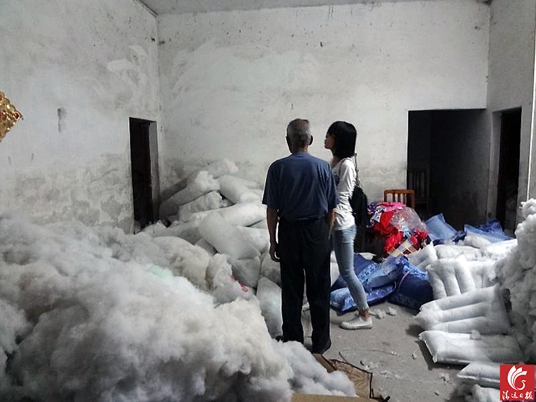 “黑心棉”堆滿了房間的每個角落。