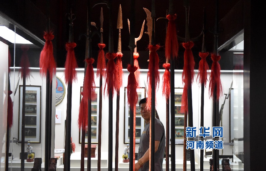 4月26日，參觀者在兵器展覽館內(nèi)參觀。