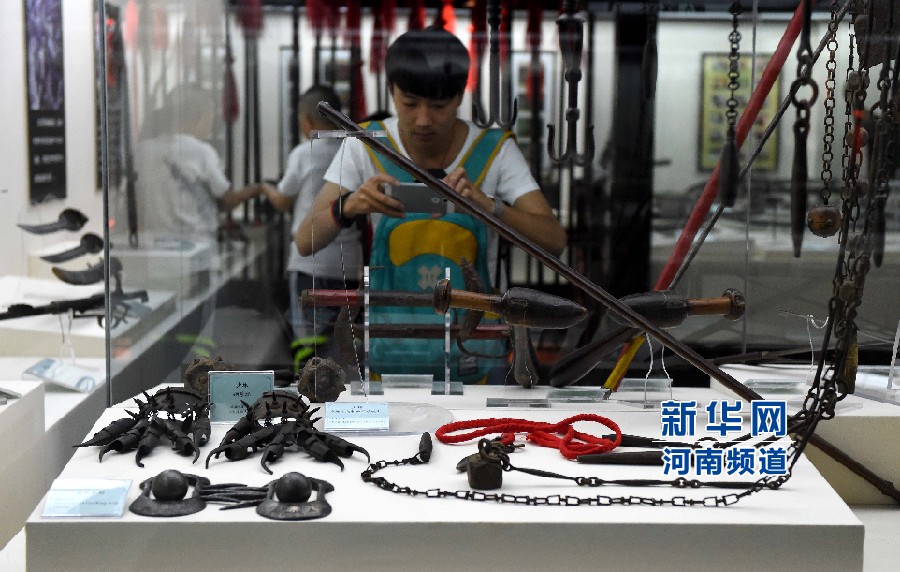 4月26日，參觀者在兵器展覽館內(nèi)拍攝展品。